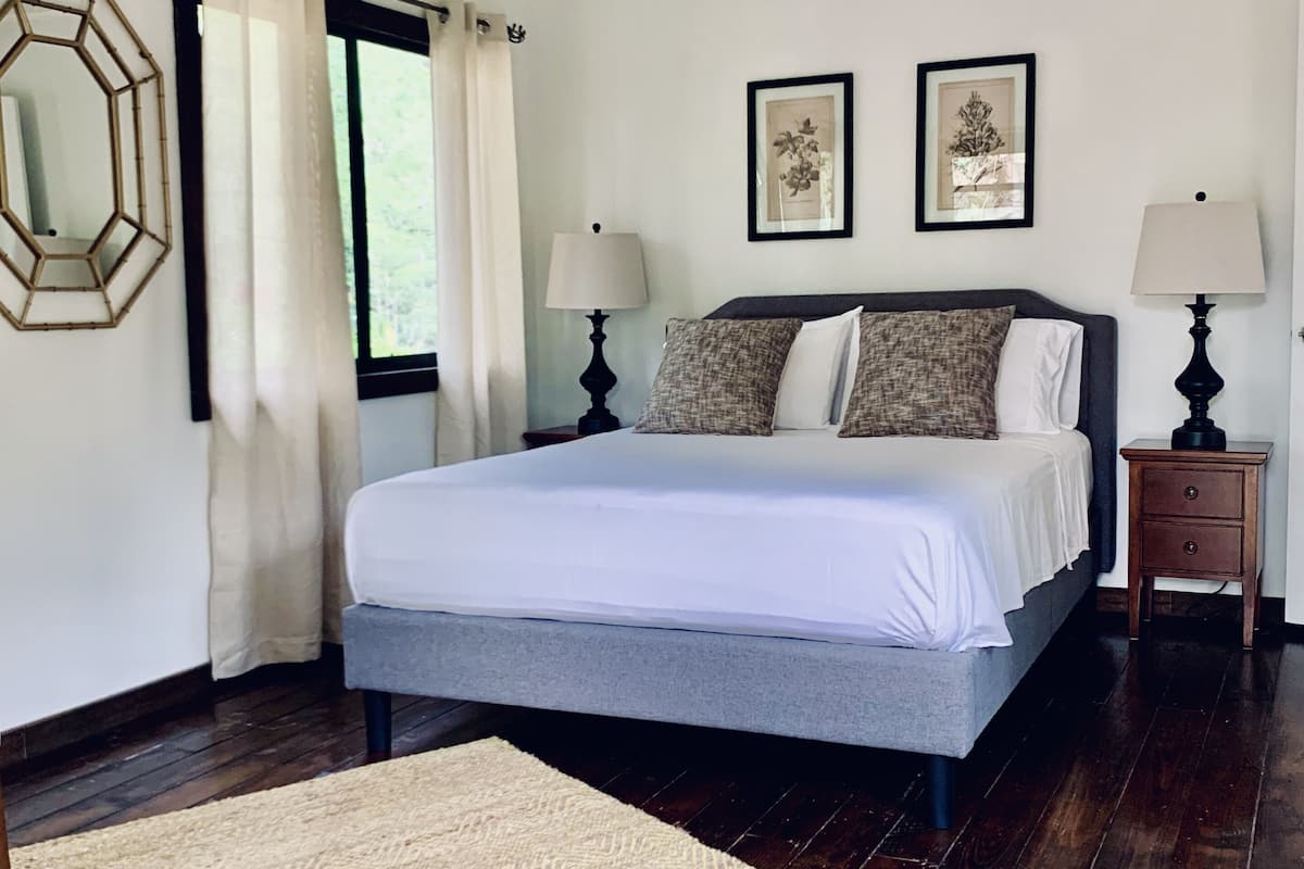 Cabaña estándar, 1 cama Queen size, para no fumadores | 1 habitación, decoración personalizada, insonorización y ropa de cama