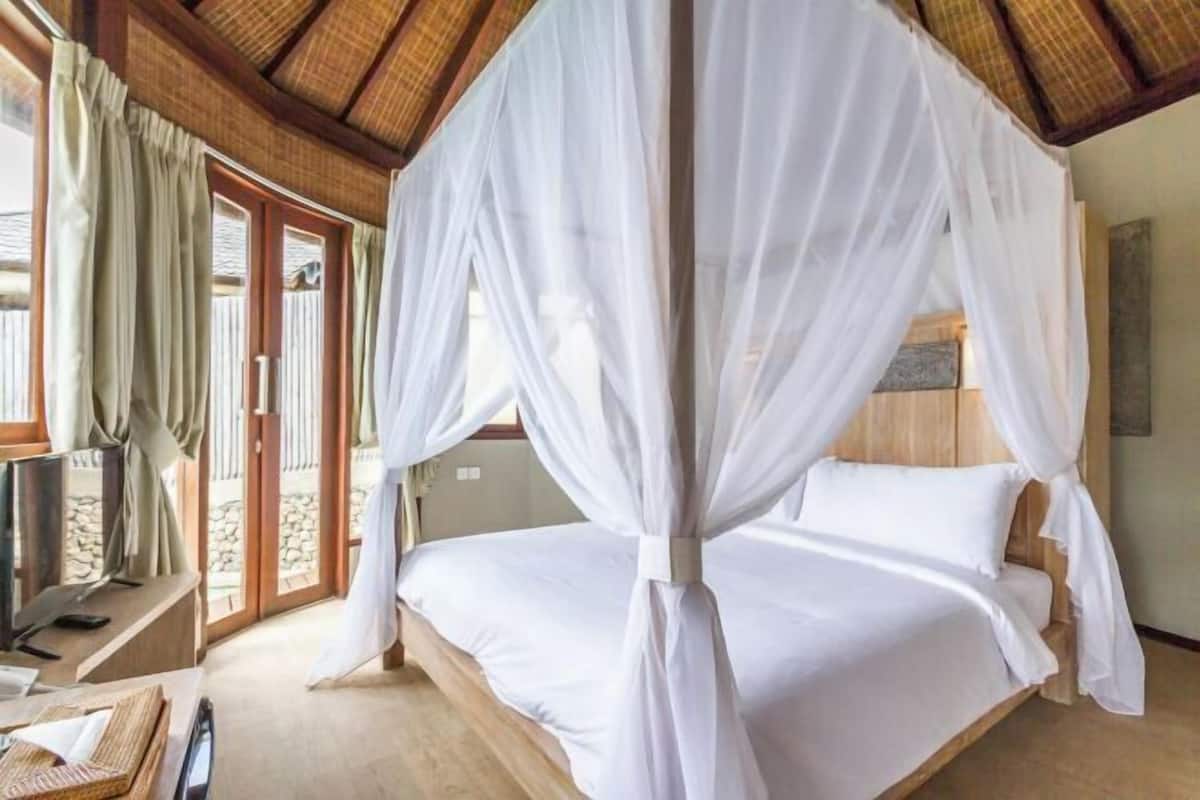 Bar mini, peti besi dalam bilik, dihias secara berasingan