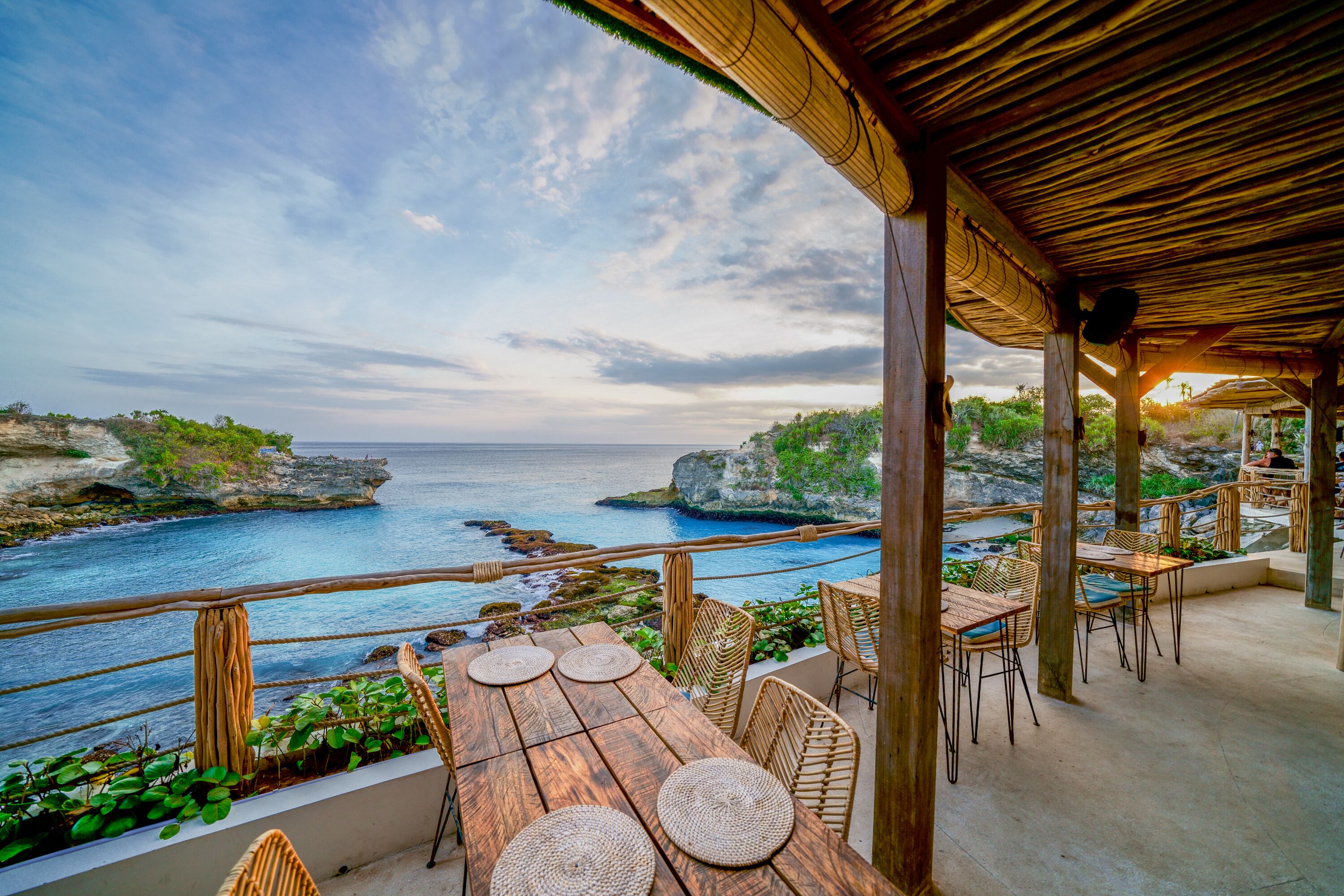 Melayani sarapan, makan siang, dan makan malam