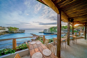 供應早餐、午餐及晚餐