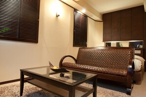 平板电视、DVD 播放器、收费电影