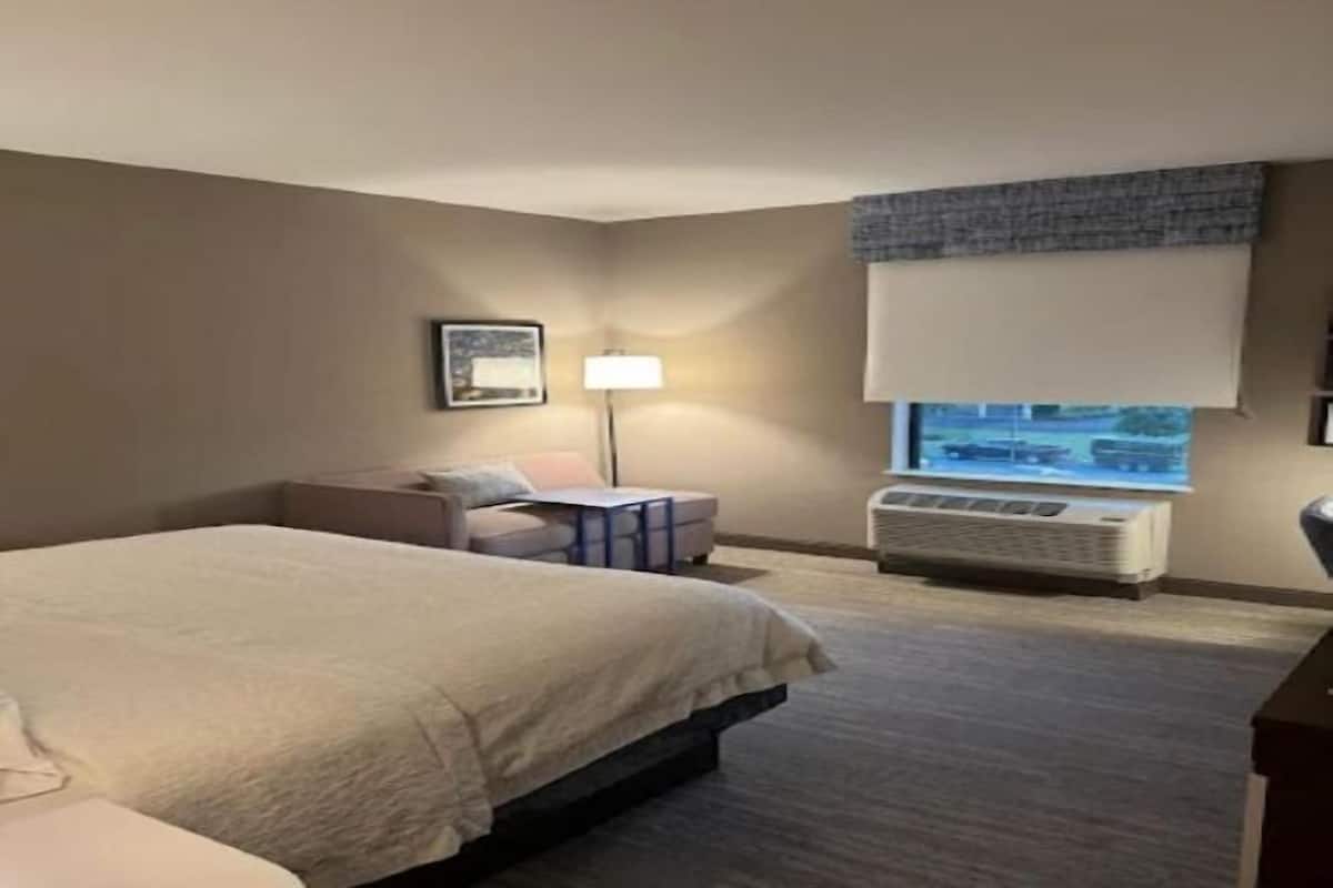 Minibar, in-room safe, desk, iron/ironing board