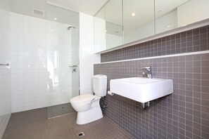 Family Apartment, 2 Bedrooms, Pool Access, River View | Bathroom