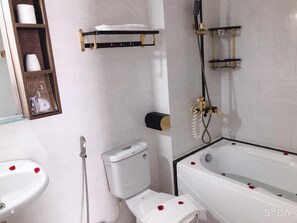 免费洗浴用品、吹风机、拖鞋、坐浴桶