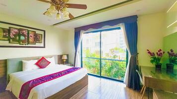 Estúdio superior, 1 cama King, cozinha americana, vista para o oceano | Frigobar, cofres nos quartos, escrivaninha, quartos à prova de som
