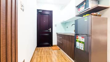 Fridge, microwave, stovetop, electric kettle