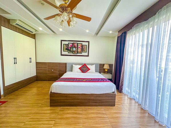 高级开间, 1 张特大床, 简易厨房, 海洋景观 | 迷你吧、客房内保险箱、办公桌、隔音