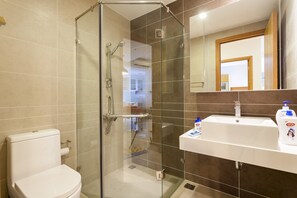Apartemen, 2 kamar tidur | Kamar mandi | Shower, perlengkapan mandi gratis, pengering rambut, dan sandal