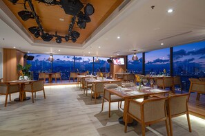 Rooftop bar - TMS Hotel Da Nang Beach (Da Nang)