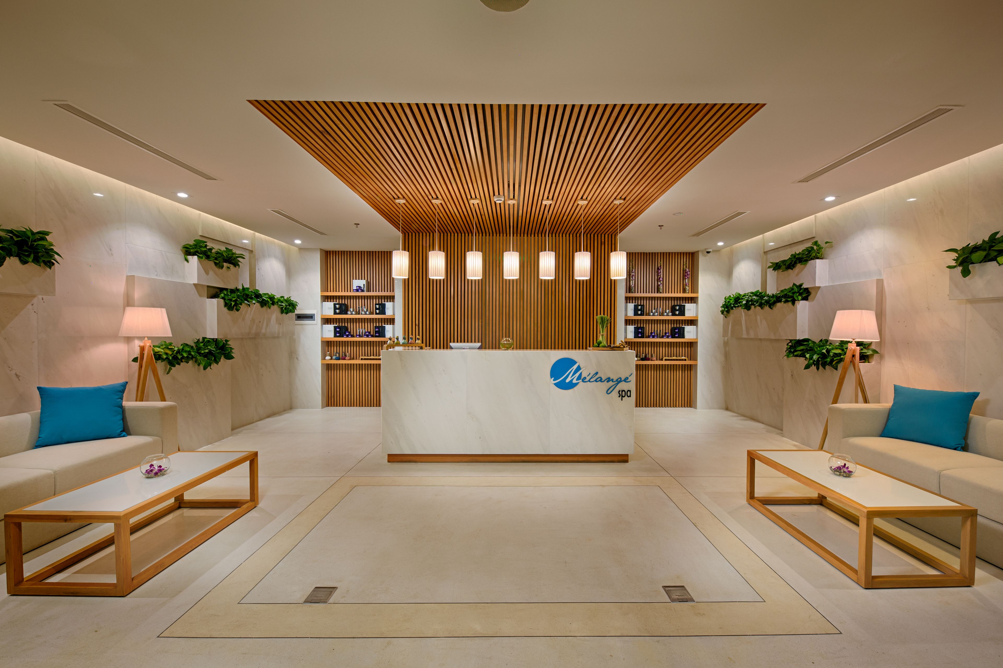 couples treatment room(s), sauna, steam room, body wraps, body scrubs