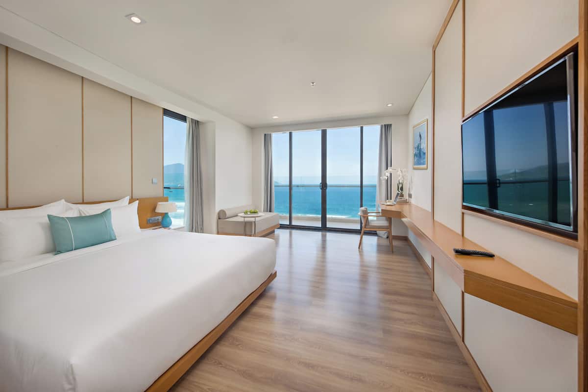 Hypo-allergenic bedding, minibar, in-room safe, desk