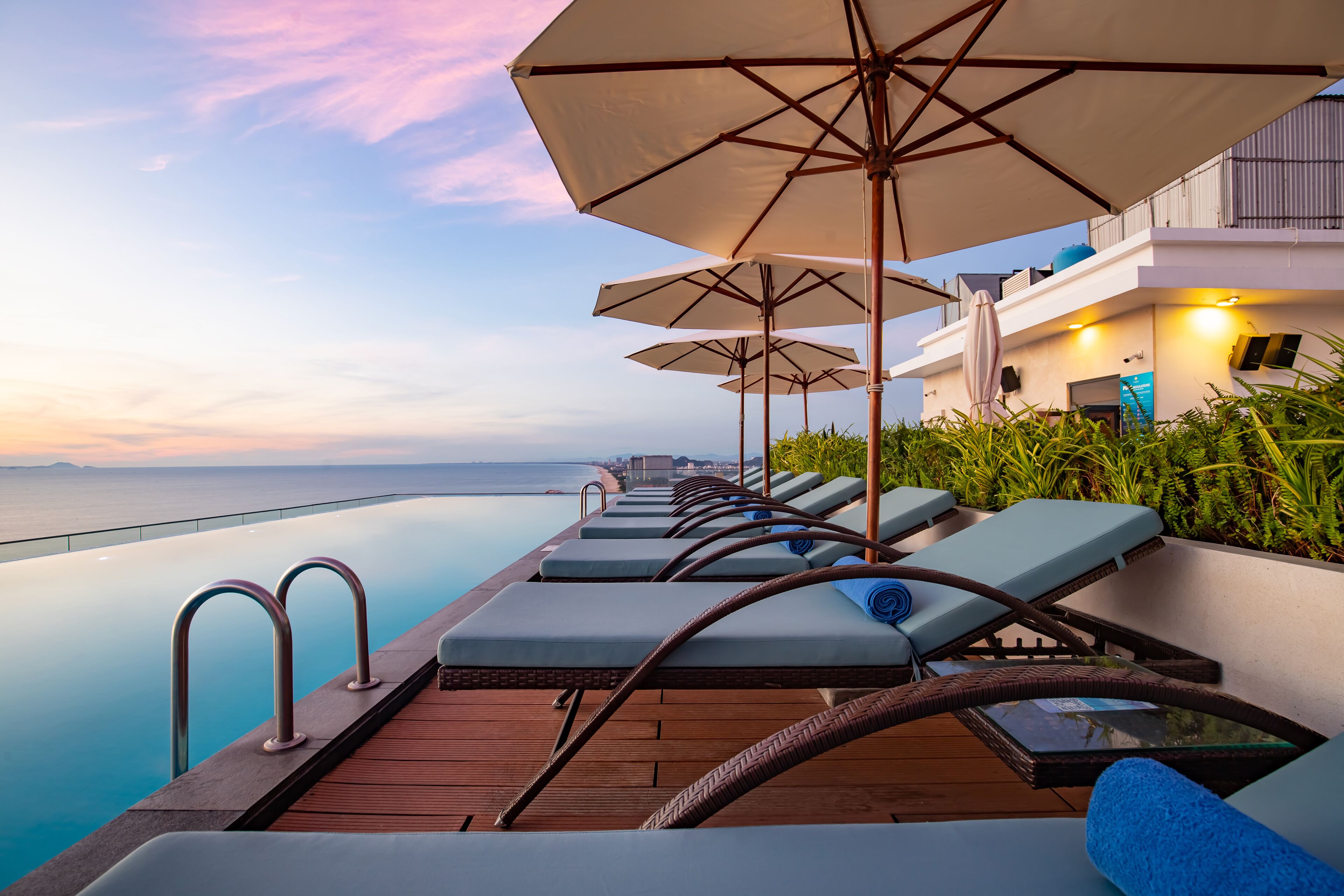 室外游泳池，日光浴躺椅