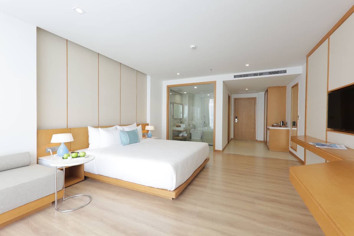 1 bedroom, hypo-allergenic bedding, minibar, in-room safe