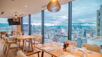 供應早餐、午餐、晚餐;本地及多國菜