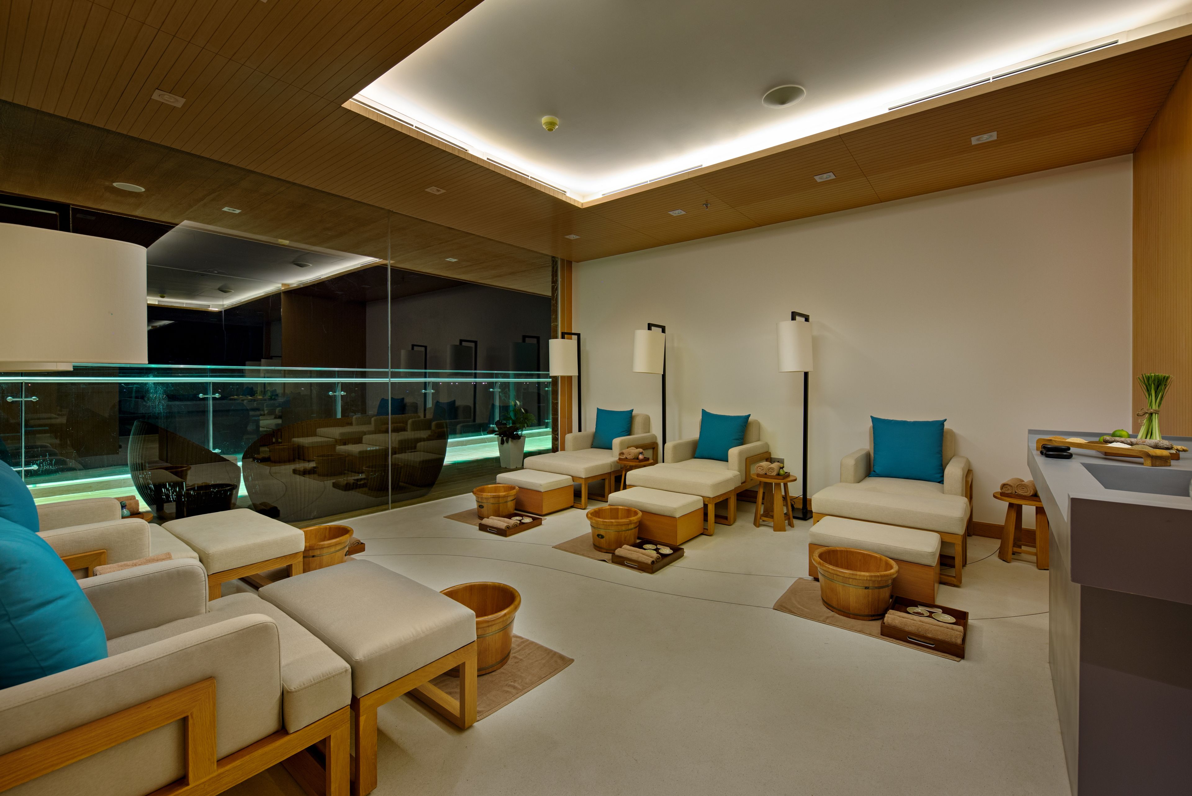 couples treatment room(s), sauna, steam room, body wraps, body scrubs