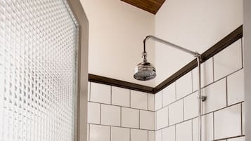 Superior Colonial Room | Badezimmer | Dusche, kostenlose Toilettenartikel, Haartrockner, Bademäntel
