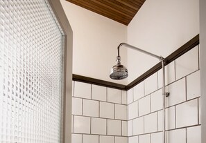 Habitació doble superior | Bany | Dutxa, articles de tocador gratuïts, assecador de cabells i barnussos
