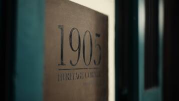 Un letrero con el número 1905 y la frase 'Heritage Corner'.