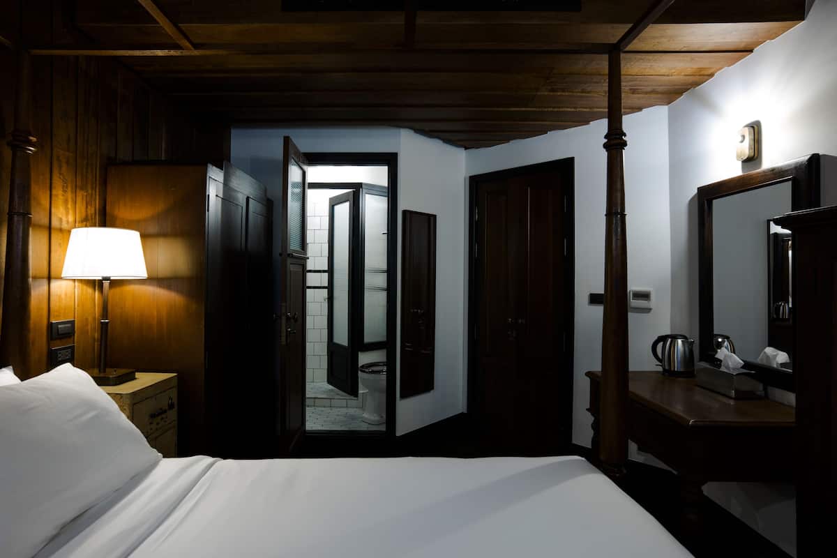Standard Tea Room | Minibar, in-room safe, individually decorated, individually furnished