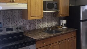 Private kitchen - Ranchland Villa Motel (Merritt)