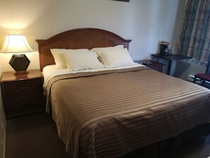 Single Room, 1 King Bed, Non Smoking | Living area - Ranchland Villa Motel (Merritt)