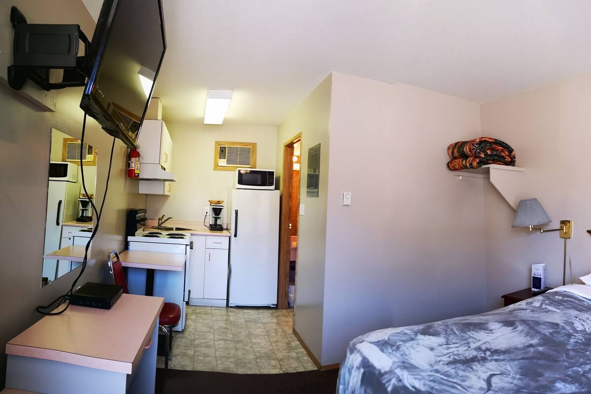 Room, 1 Queen Bed, Non Smoking | Free WiFi
