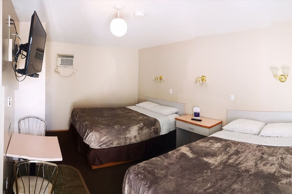 Quarto casal, 2 camas Queen, para não fumantes | Wi-Fi de cortesia