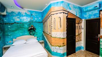 Kahden hengen design-huone, 1 parisänky | Allergiatestatut vuodevaatteet, tallelokero huoneessa, äänieristys