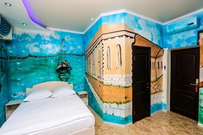 Kahden hengen design-huone, 1 parisänky | Allergiatestatut vuodevaatteet, tallelokero huoneessa, äänieristys