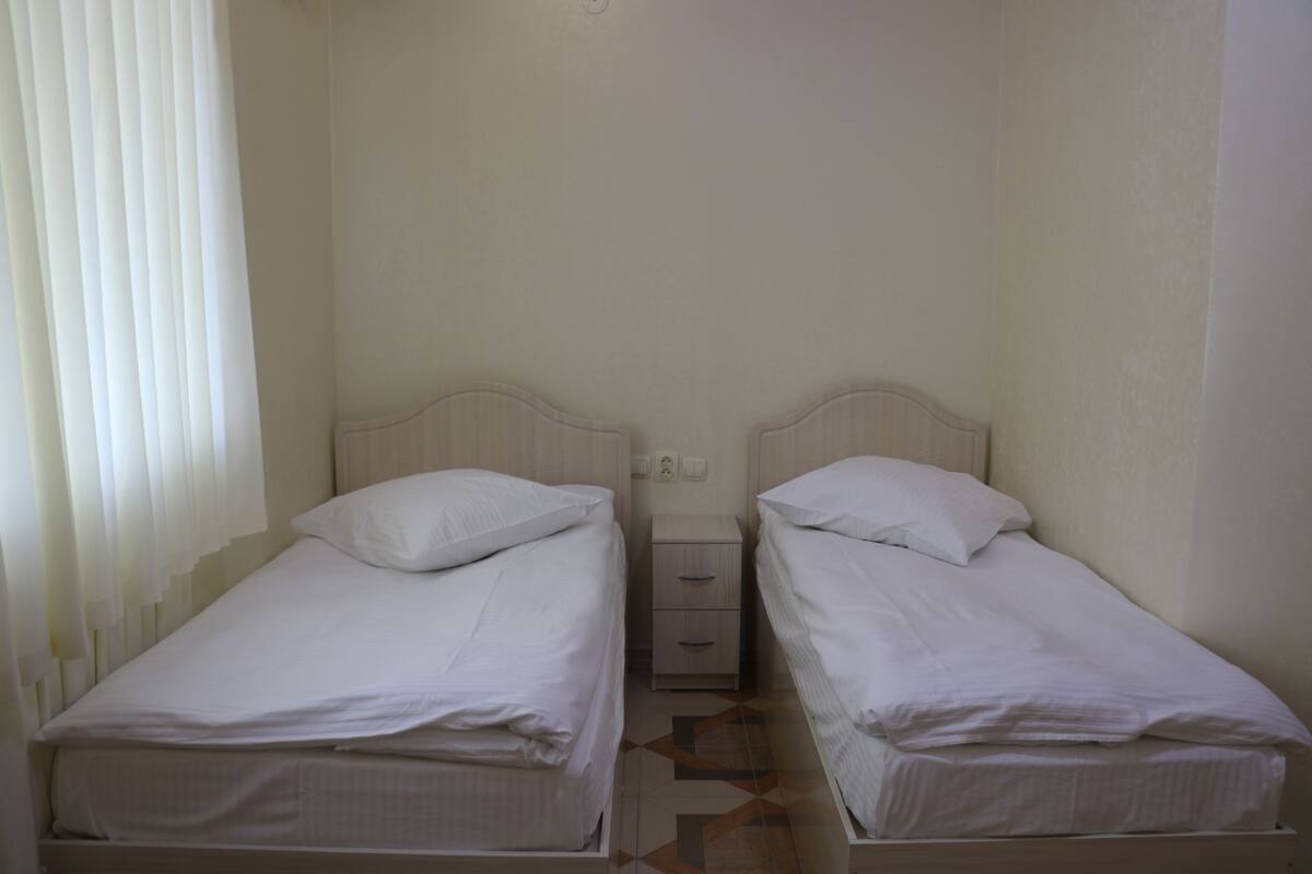 Standard-Zweibettzimmer, 2 Einzelbetten | Allergikerbettwaren, Zimmersafe, schallisolierte Zimmer