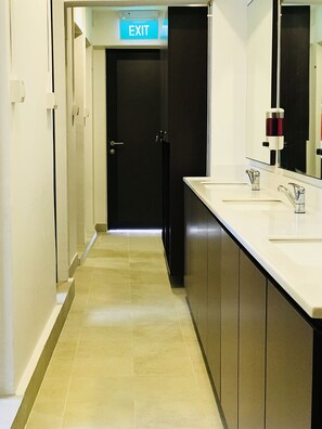 Shower, hair dryer, towels - Atlantis Pods at Chinatown (Singapore)