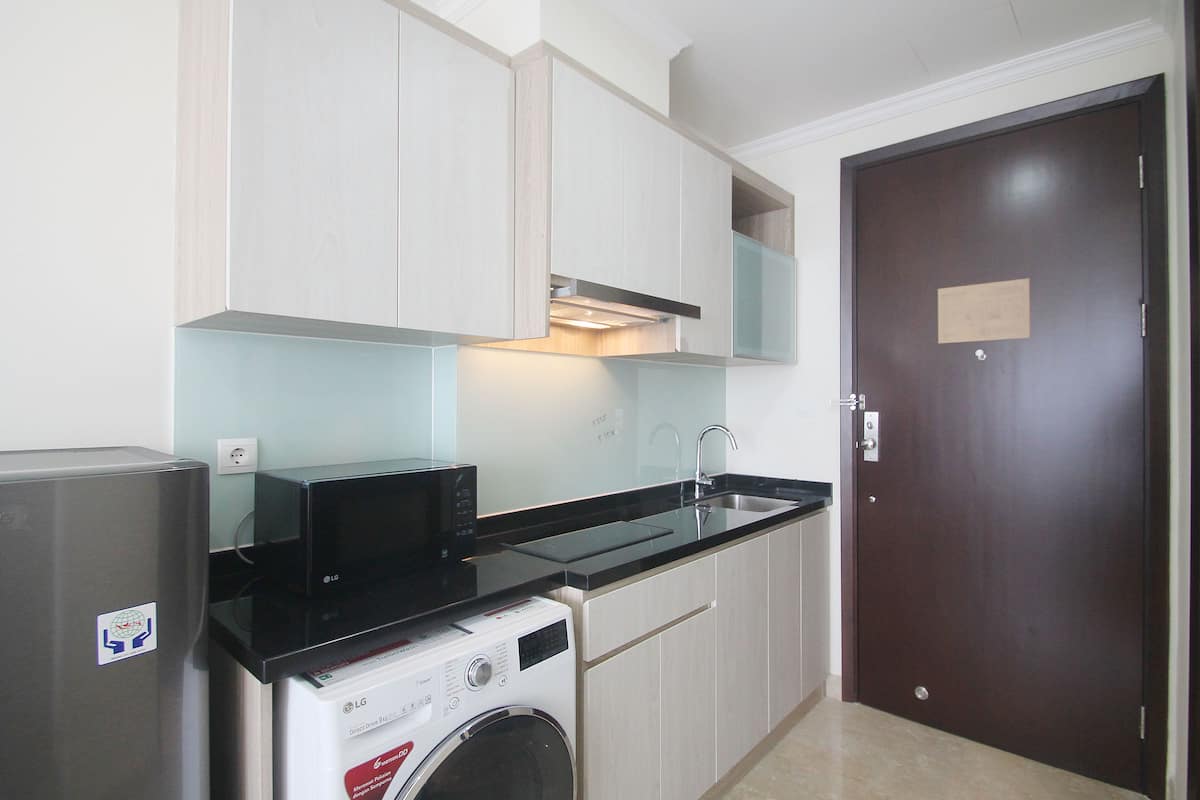Executive studio, 1 queensize bed | Privékitchenette | Een koelkast, een magnetron, een kookplaat, kookgerei, borden en bestek
