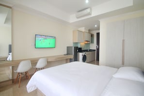 Estúdio executivo, 1 cama Queen | Comodidades do quarto
