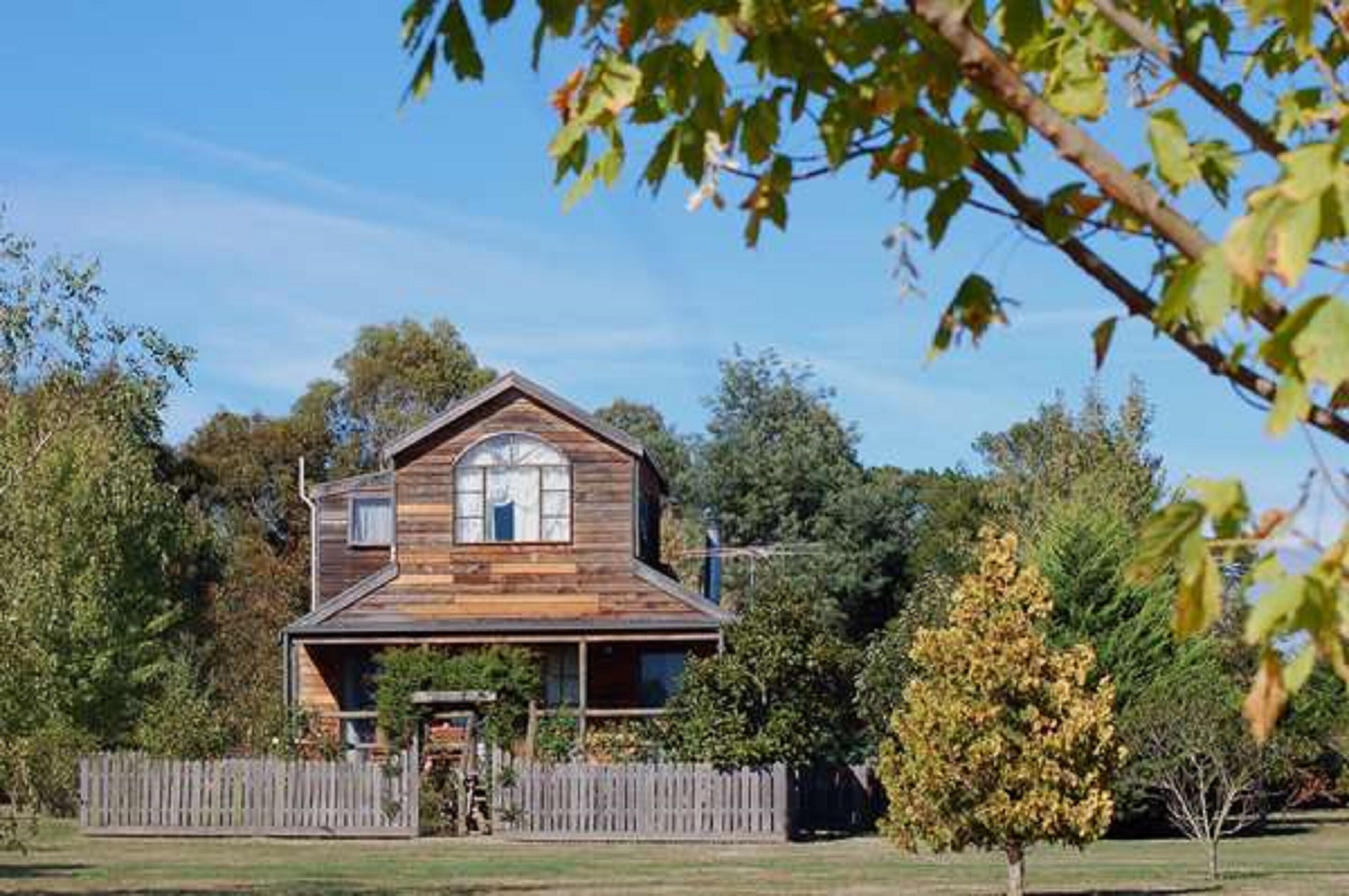 Cottage Bulan Madu, 1 Tempat Tidur Queen, pemandangan kebun | Tirai kedap cahaya, setrika/meja setrika, dan seprai linen