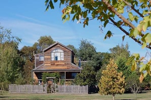 Honeymoon Cottage | Blackout drapes, iron/ironing board, bed sheets - Sanctuary Park Cottages (Badger Creek)
