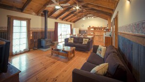 Cedar Lodge Cottage | Private kitchen - Sanctuary Park Cottages (Badger Creek)