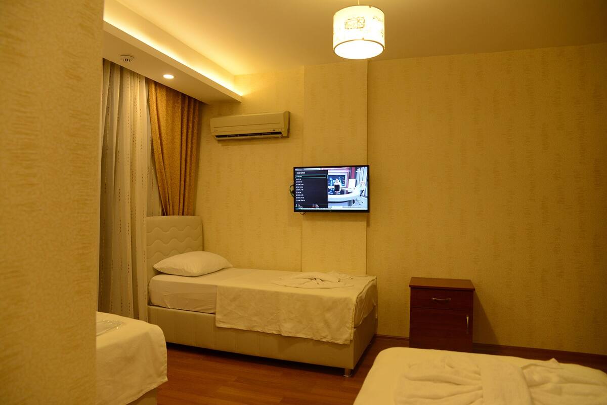 Laptop workspace, soundproofing, WiFi (free)