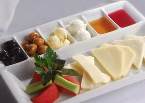 Free daily buffet breakfast - Derya Hotel (Mersin)