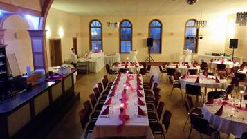 Se sirven desayunos, comidas, cenas y cocina regional