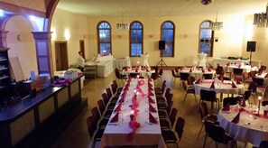 Frokost, lunsj og middag serveres, regionale retter