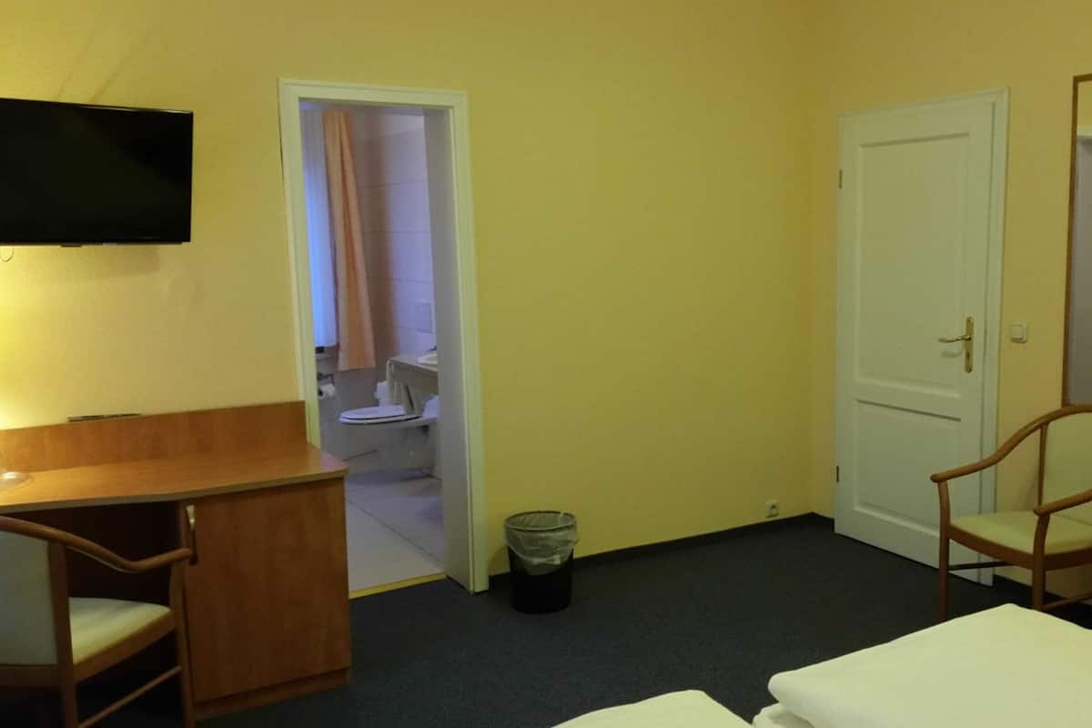Double Room | Meja, katil lipat simpan/tambahan, Wi-fi percuma, cadar katil