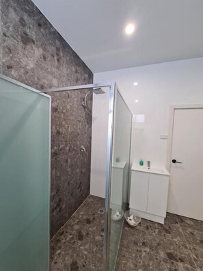Bathroom - The Exchange Hotel (Goulburn)