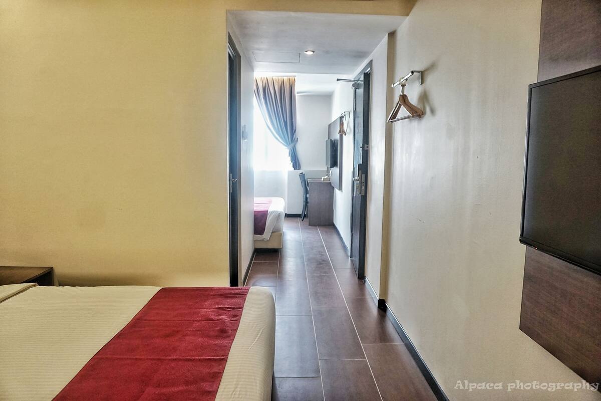 Suite, 2 Tempat Tidur Queen | Meja kerja, ruang kerja ramah laptop, dan setrika/meja setrika
