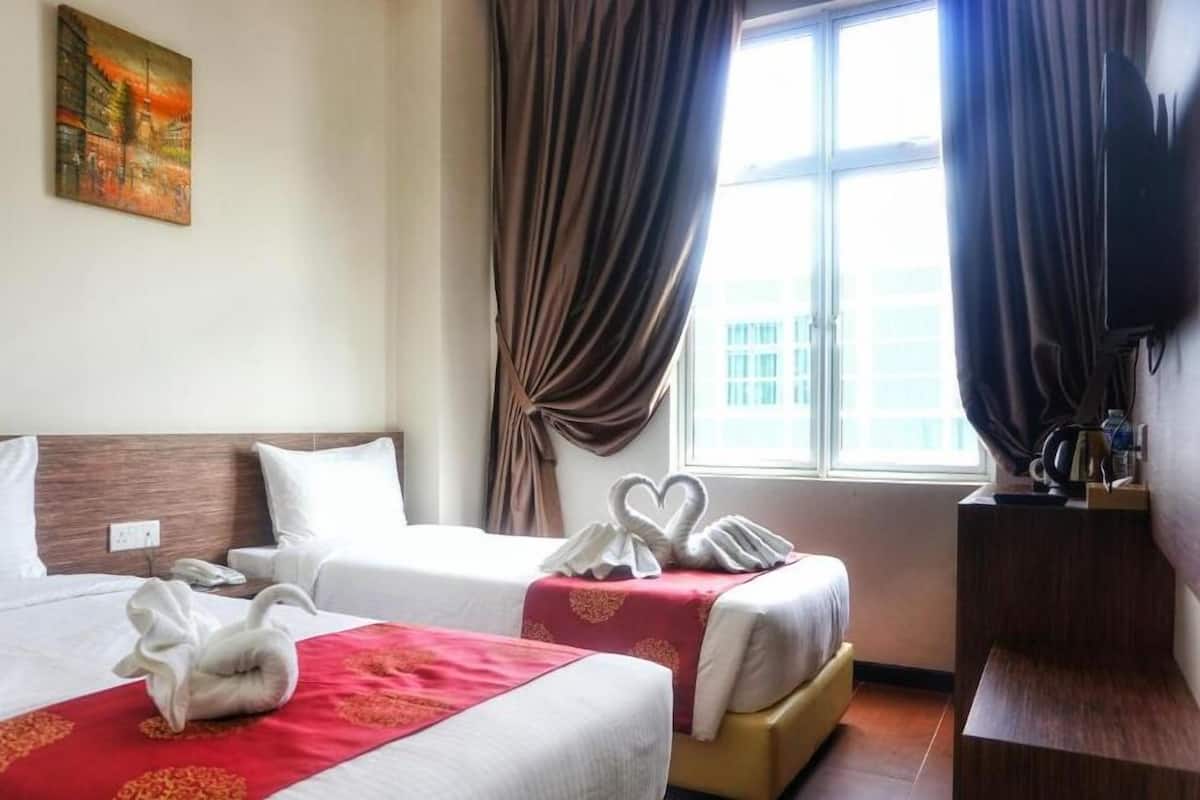 Kamar Twin Standar | Meja kerja, ruang kerja ramah laptop, dan setrika/meja setrika