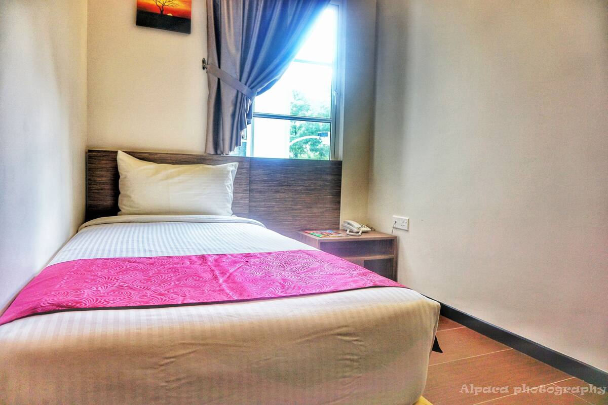 Kamar Single Standar | Meja kerja, ruang kerja ramah laptop, dan setrika/meja setrika