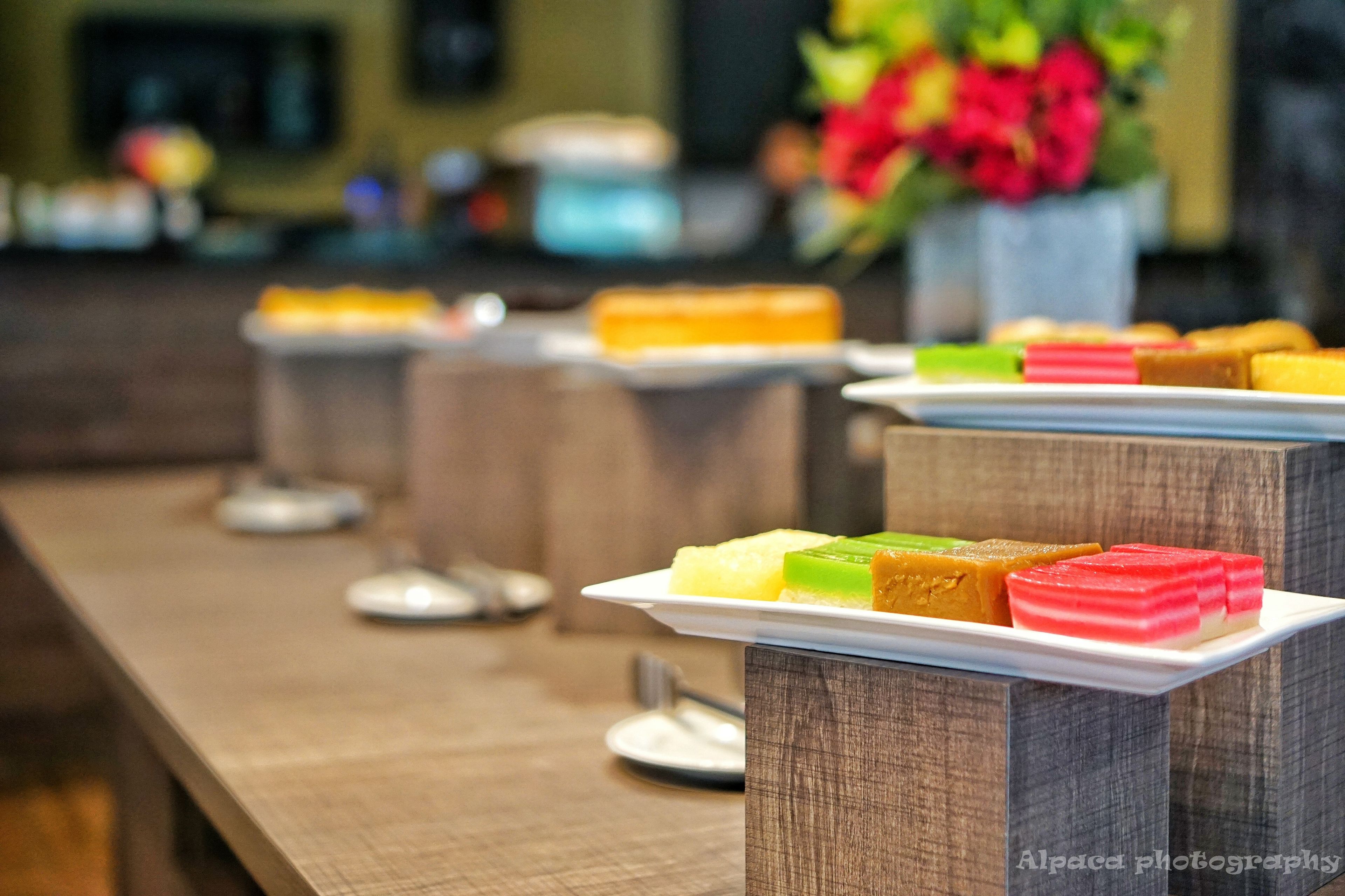 Una mesa de buffet con diversos platos.