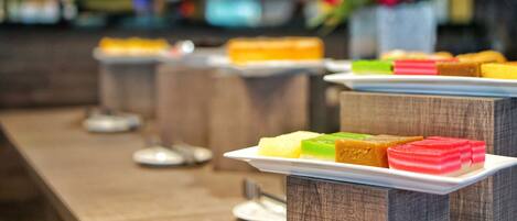 Una mesa de buffet con diversos platos.