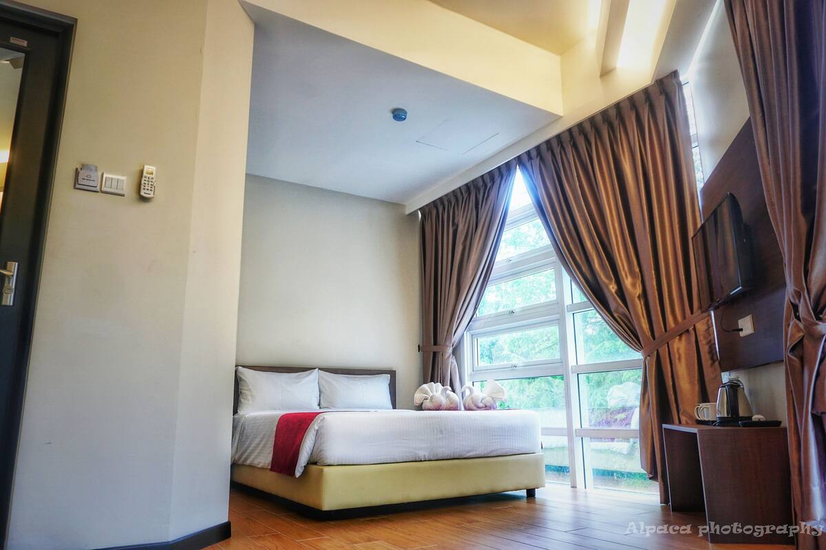Kamar Triple Deluks | Meja kerja, ruang kerja ramah laptop, dan setrika/meja setrika
