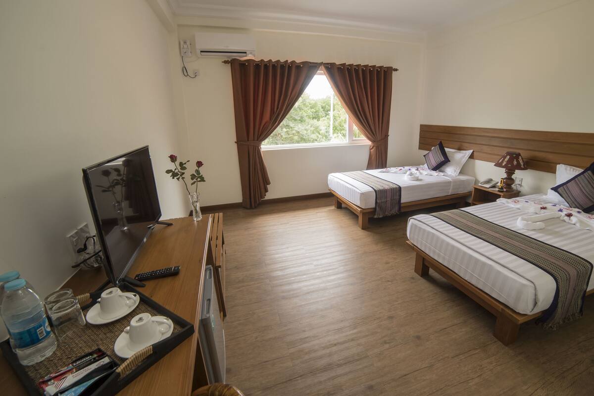 Standard Room | Bar mini, peti besi dalam bilik, meja, langsir/tirai gelap terus