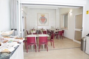 Café da manhã com buffet todos os dias mediante uma taxa